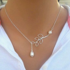 #7033 Hollow Leaves Shaped Pearl Inlaid Woman Necklace With Clavicle Chain