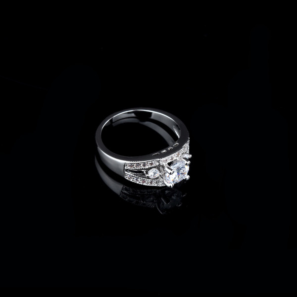 9444 Beautiful Diamond studded titanium girl women party gift proposal wedding engagement ring